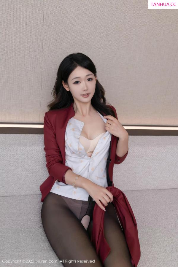 唐安琪  [XiuRen]高清写真图 2025.10.13 No.10864 唐安琪 空姐制服第20张图片